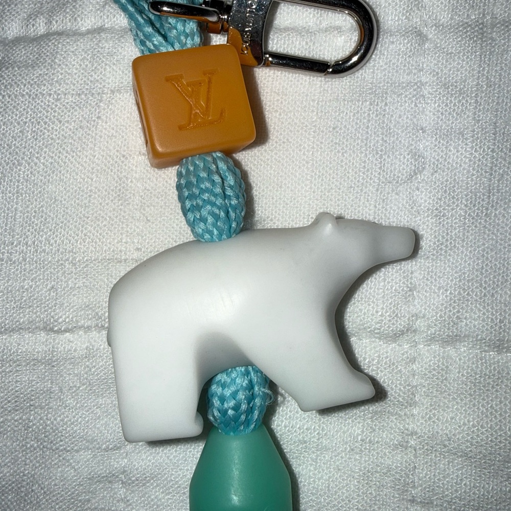 Louis Vuitton Play Polar Bear Key Holder Bag Charm - Picture 9 of 16